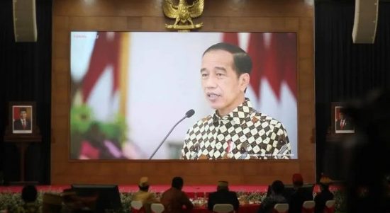 Presiden Joko Widodo (Jokowi) menyebut DPD RI merupakan lambang simbol persatuan dan kesatuan bangsa. Hal itu disampaikan Presiden secara virtual saat HUT ke-17 DPD RI, Jumat (1/10/2021). Dok: @dpdri.