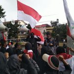 Ratusan massa Aliansi Emak-Emak Menggugat melakukan aksi damai di depan kantor Polrestabes Kota Bandung, Kamis (28/10/2021).