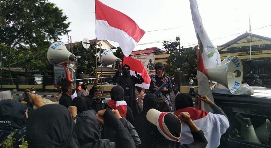 Ratusan massa Aliansi Emak-Emak Menggugat melakukan aksi damai di depan kantor Polrestabes Kota Bandung, Kamis (28/10/2021).