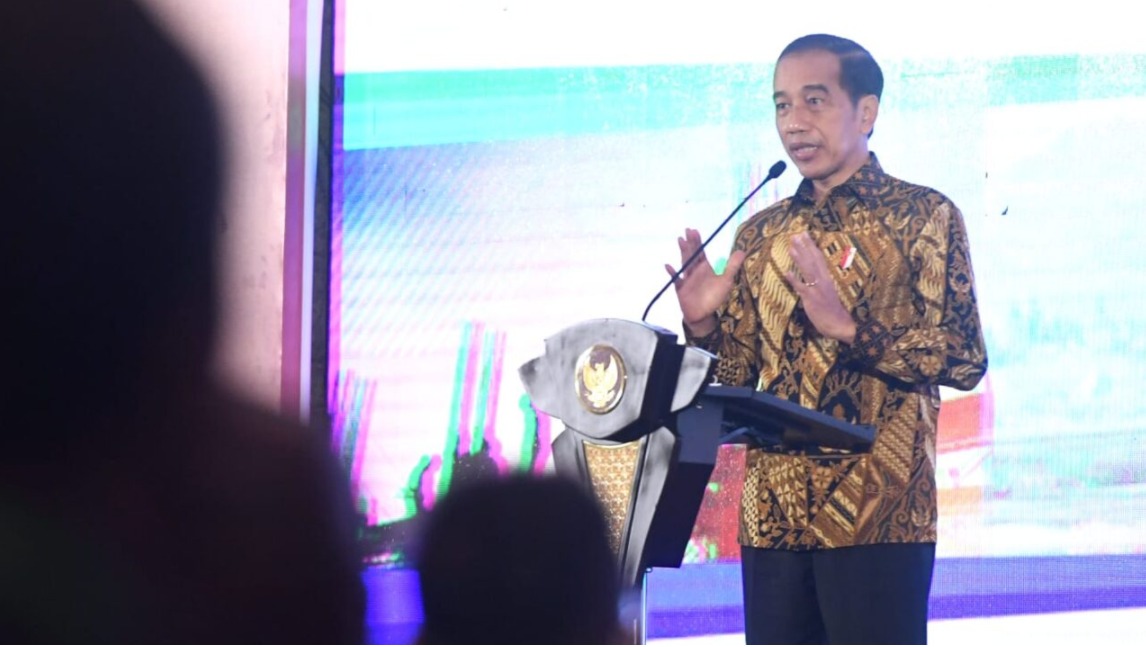 Presiden Joko Widodo menyebutkan pihaknya secara perlahan akan menghentikan ekspor barang-barang mentah untuk memancing produksi lokal. Dok: Sekretariat Presiden.