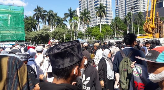 Ratusan massa Reuni 212 berkumpul dan bergerak menyusuri Jalan Kebon Sirih, Gambir, Jakarta Pusat, Kamis (2/12/2021).