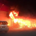 Bentrokan antar dua kelompok wargaterjadi dan menyebabkan tempat hiburan malam terbakar di wilayah Sorong, Papua, Selasa (25/1/2022) malam. Foto: RCTI.