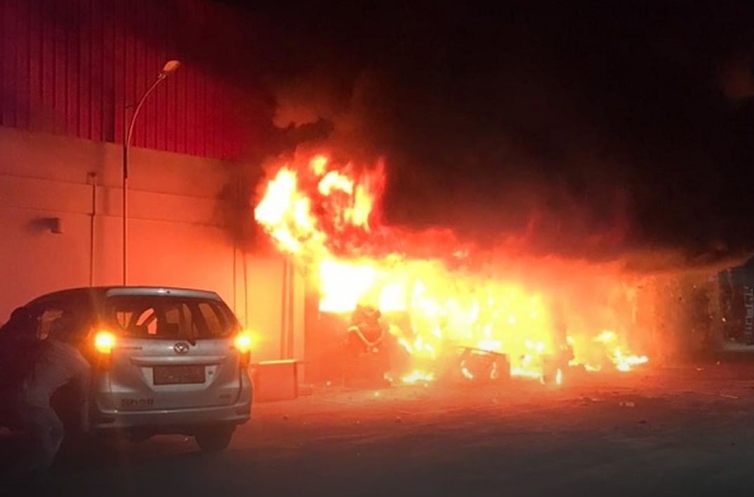Bentrokan antar dua kelompok wargaterjadi dan menyebabkan tempat hiburan malam terbakar di wilayah Sorong, Papua, Selasa (25/1/2022) malam. Foto: RCTI.