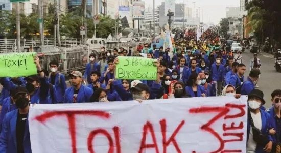 Gabungan himpunan mahasiswa Jakarta dan Banten menggelar aksi unjuk rasa besar-besaran di Jakarta Pusat, Jumat (1/4/2022). Foto: ari_k.wijayanto.