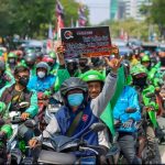 Ratusan driver ojek online (ojol) yang tergabung dalam Front Driver Online Tolak Aplikator Nakal (Frontal) Jawa Timur menggelar aksi demonstrasi di depan Kantor Grahadi Surabaya, Rabu (24/8/2022). Foto: Instagram.