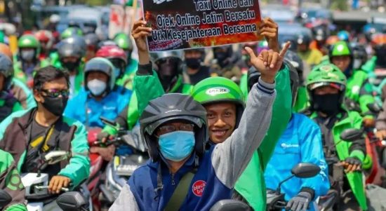 Ratusan driver ojek online (ojol) yang tergabung dalam Front Driver Online Tolak Aplikator Nakal (Frontal) Jawa Timur menggelar aksi demonstrasi di depan Kantor Grahadi Surabaya, Rabu (24/8/2022). Foto: Instagram.