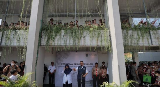 Gubernur DKI Jakarta Anies Baswedan berencana menggabungkan sekolah jenjang SD, SMP, dan SMA sederajat berada di satu lingkungan yang sama. Foto: @aniesbaswedan.