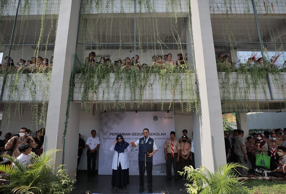 Gubernur DKI Jakarta Anies Baswedan berencana menggabungkan sekolah jenjang SD, SMP, dan SMA sederajat berada di satu lingkungan yang sama. Foto: @aniesbaswedan.