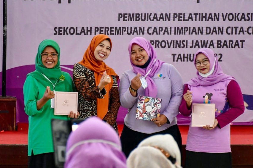 Ineu Purwadewi Sundari menuturkan kaum perempuan alumni Program Sekoper Cinta Tahun 2019-2021 harus bisa menciptakan inovasi atau kreativitas dari apa yang telah mereka dapatkan dari program tersebut. Foto: DPRD Jabar.