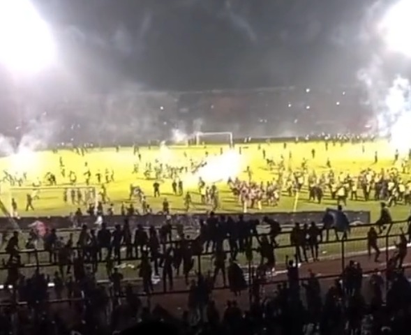 Dugaan sementara, para korban terinjak-injak supporter lain, serta sesak nafas akibat semprotan gas air mata jajaran keamanan. Foto: Instagram.